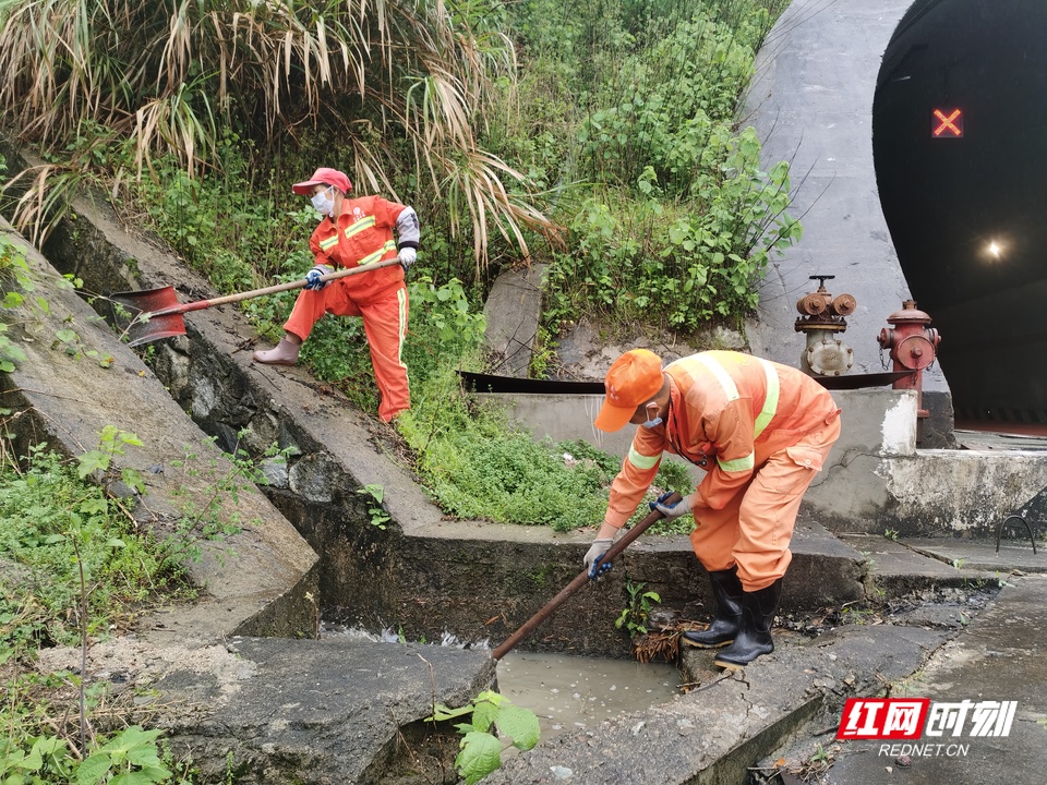 412岳阳高速抗击暴雨_2.jpg