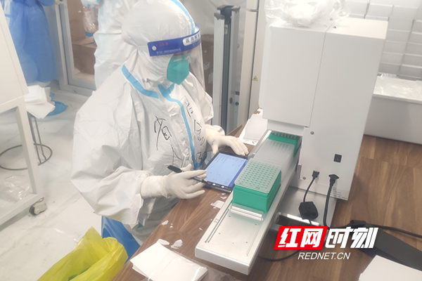 肖金红在气膜舱实验室内工作1.jpg