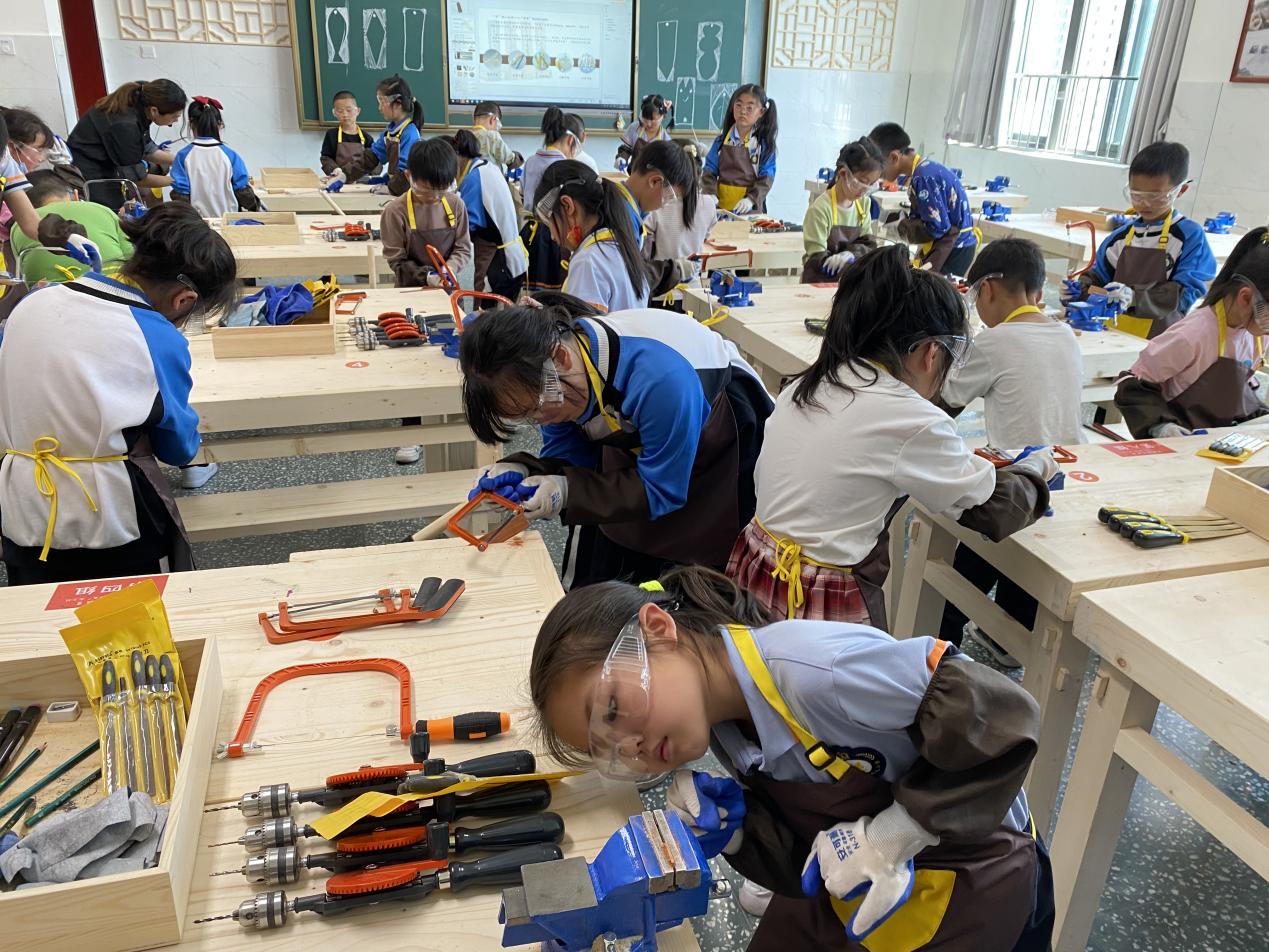 学生体验创新劳动教育课程——木工课.jpg