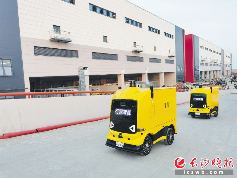 　　行深智能无人配送车队在上海临港方舱医院运送防疫物资。长沙晚报通讯员 舒展 摄