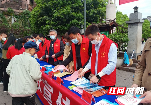 向市民发放宣传资料.jpg