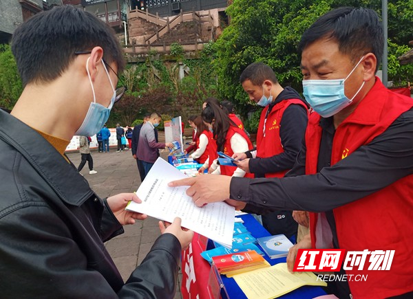 向市民宣传解读.jpg