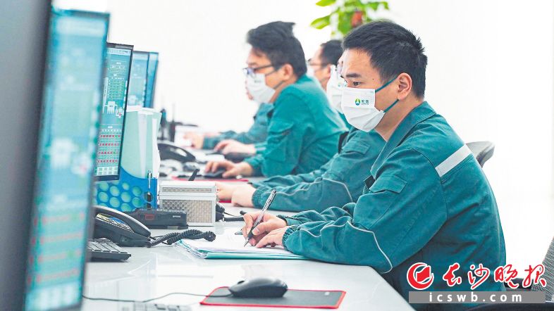 军信股份员工正在远程监控自动化系统。均为长沙晚报全媒体记者 刘晓敏 摄