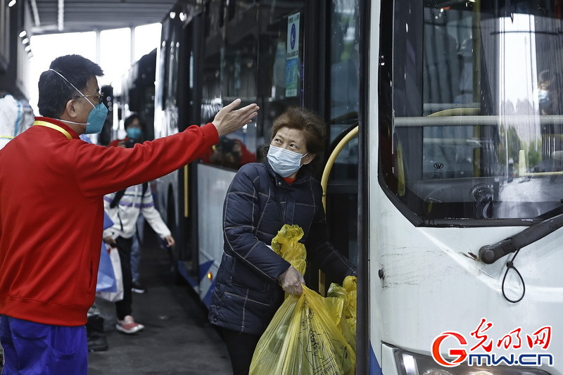 【组图】“守沪者联盟”丨国家会展中心(上海)方舱医院首批患者出舱