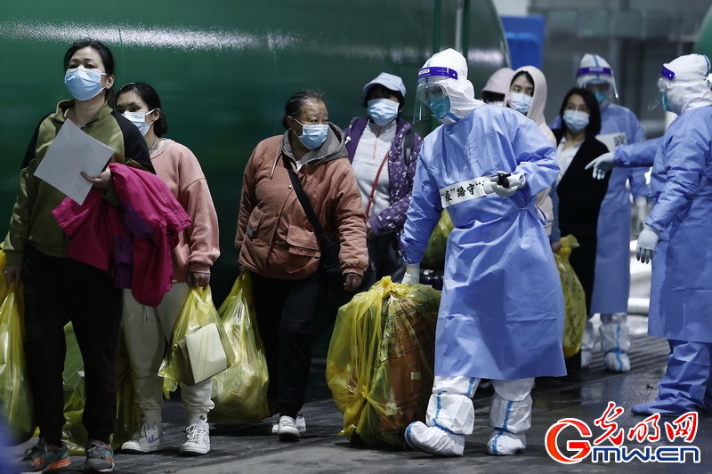 【组图】“守沪者联盟”丨国家会展中心(上海)方舱医院首批患者出舱