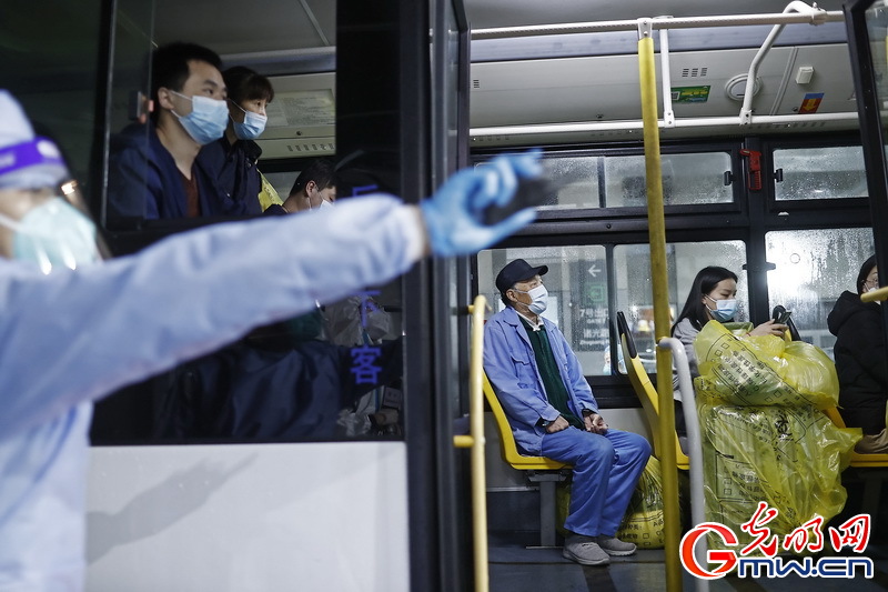 【组图】“守沪者联盟”丨国家会展中心(上海)方舱医院首批患者出舱