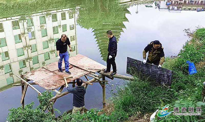 工作人员拆除“钓鱼台”2.jpg