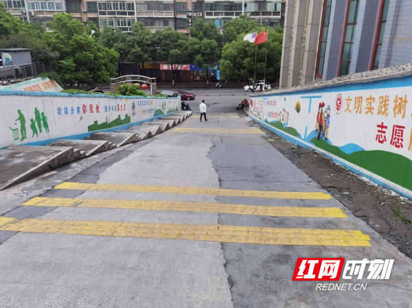 图七振兴社区办公楼前上坡路段已经安装好减速带.jpg
