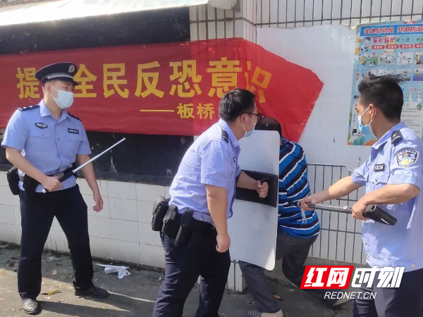 筑牢校园安全防线，板桥派出所开展安全防范演练进校园活动