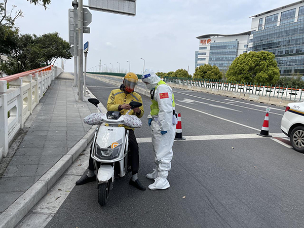 长宁警方在路面执勤检查