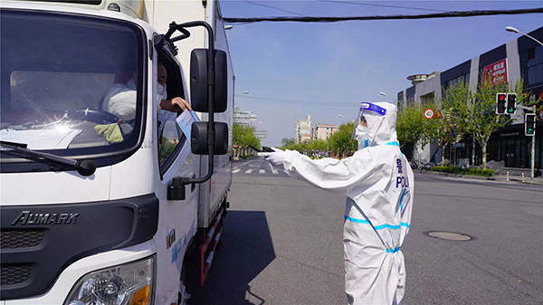 普陀警方在路面执勤检查