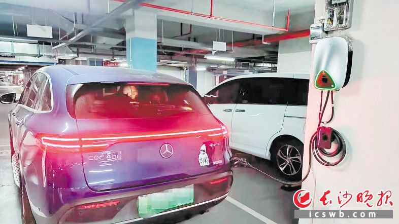　　在长沙某小区地下车库，一台新能源汽车正在私人充电桩上充电。　　长沙晚报全媒体记者 刘攀 摄