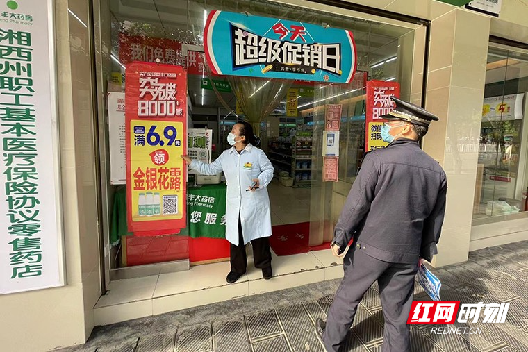【喜迎二十大·全域文明创建在行动】用服务代替执法 让城市“牛皮癣”回家3.jpg