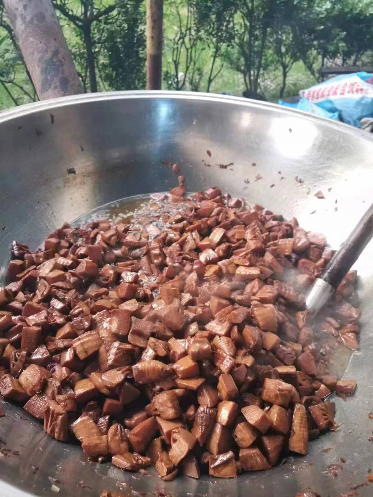 老人和家人邻居一起烤制油焖笋