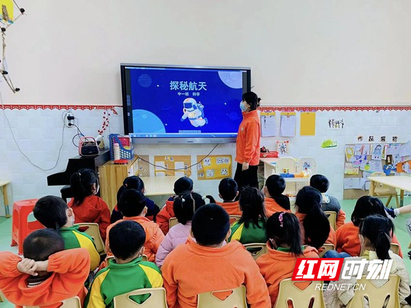 教师为幼儿讲解航天知识。.jpg