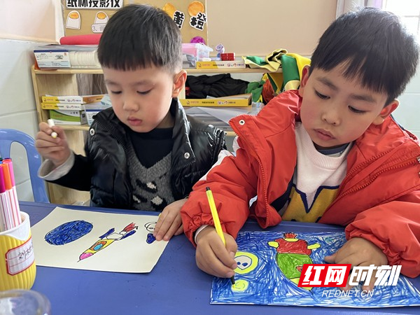幼儿绘制“火箭”。.jpg