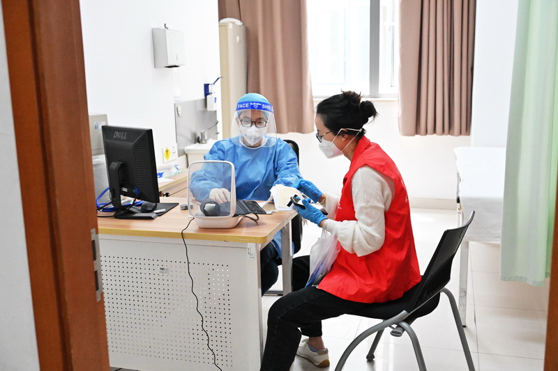 【组图】“守沪者联盟”丨上海奉贤区启动流动“送药车”机制 疏通就医配药堵点难点