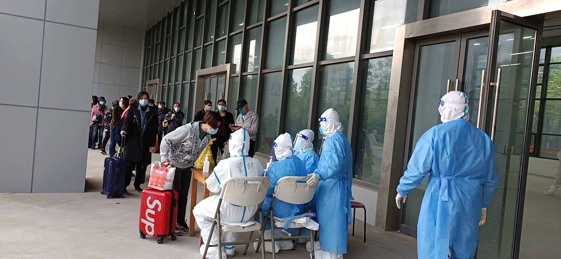 湖南援沪中医接管的方舱医院开舱了！首批入住患者263人！