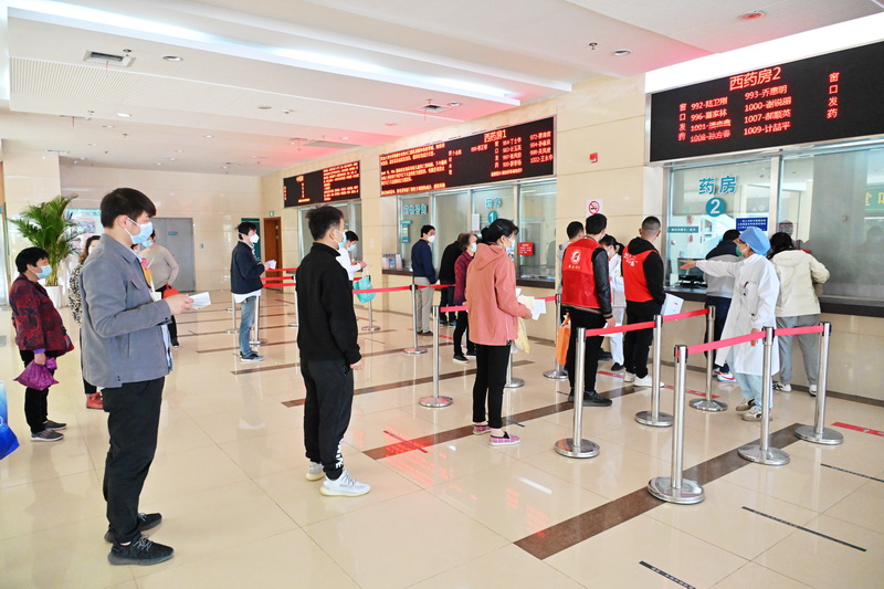 【组图】“守沪者联盟”丨上海奉贤区启动流动“送药车”机制 疏通就医配药堵点难点