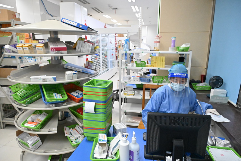 【组图】“守沪者联盟”丨上海奉贤区启动流动“送药车”机制 疏通就医配药堵点难点