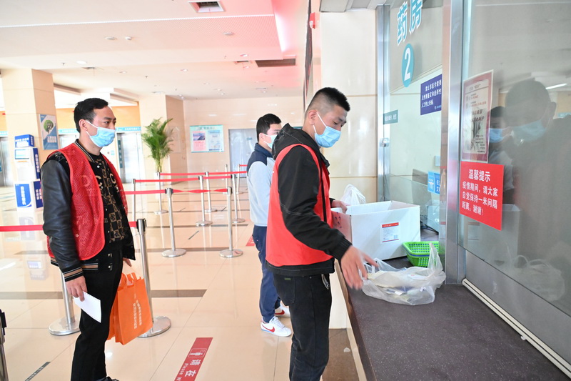 【组图】“守沪者联盟”丨上海奉贤区启动流动“送药车”机制 疏通就医配药堵点难点