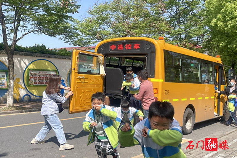 石门四完小：校车应急演练，确保学子平安出行2.jpg