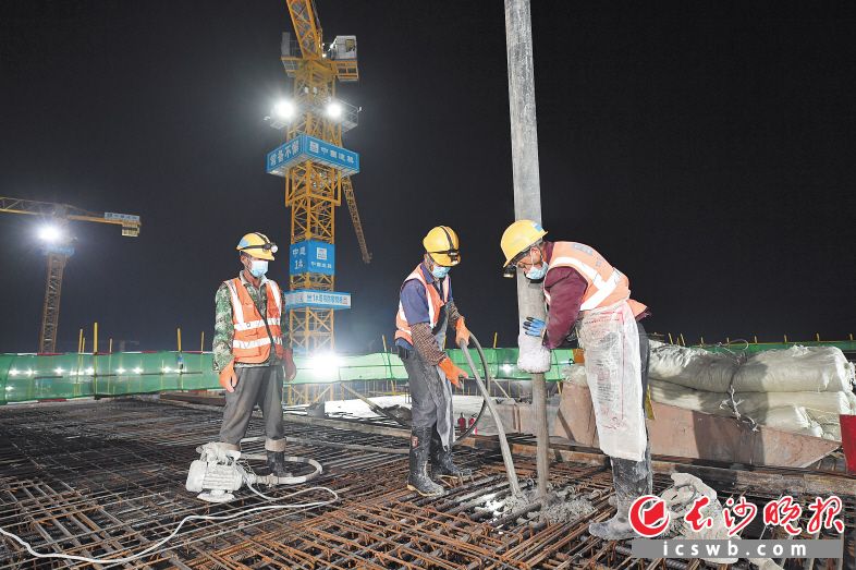 20日晚到21日凌晨,200多名施工人员及管理人员齐心协力完成400余立方米混凝土浇筑。 均为长沙晚报全媒体记者 王志伟 摄