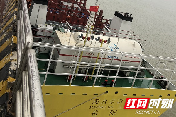 “湘水运27轮”在城陵矶港装卸货物。
