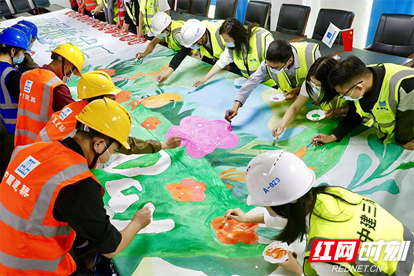 这群工友绘巨型环保主题画迎“世界地球日”。