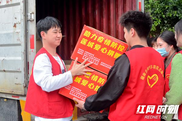 湘潭：青联委员捐赠40万只口罩助力高校抗疫