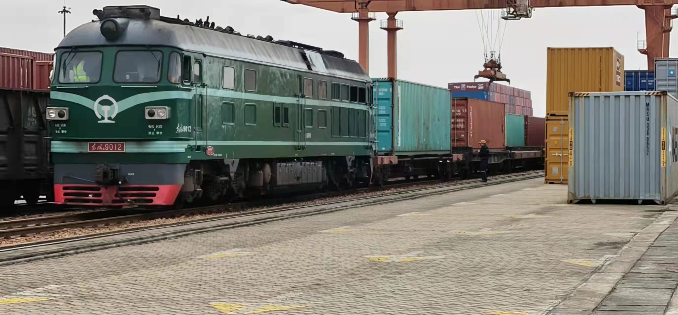 图为芦潮港站进行调车作业。&nbsp;李忱 &nbsp;摄