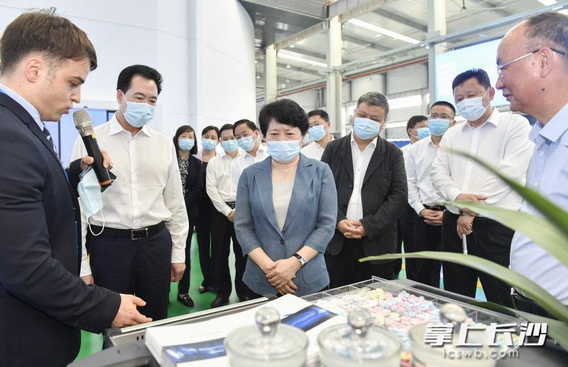 4月25日上午，省委常委、市委书记吴桂英率队开展全市一季度重点工作拉练点评活动，走进楚天科技智能制造基地。长沙晚报全媒体记者 余劭劼 摄