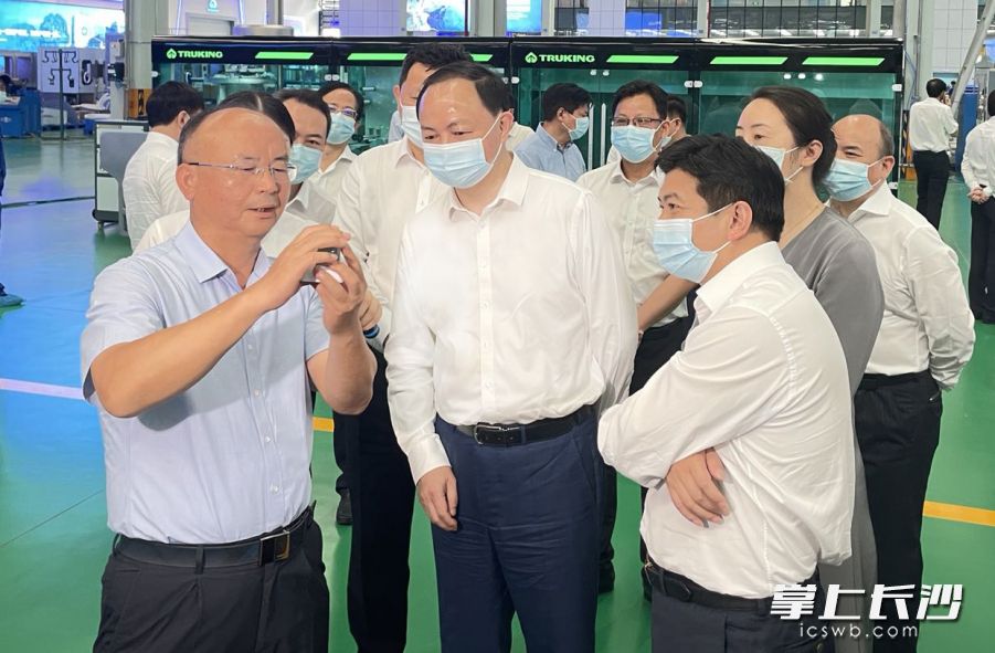 郑建新参加拉练活动。  长沙晚报全媒体记者 陈登辉 摄