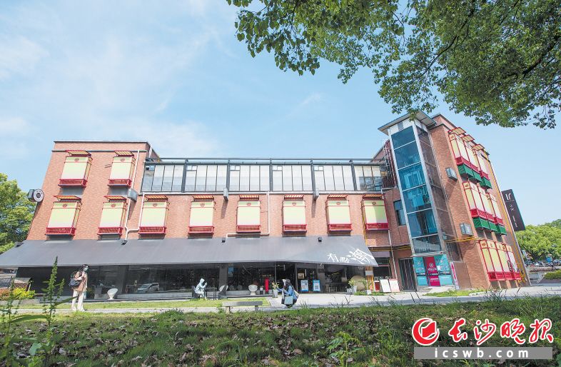 　　止间书店大学城店环境优美，受到周边高校学子青睐。　　长沙晚报全媒体记者 邹麟 摄