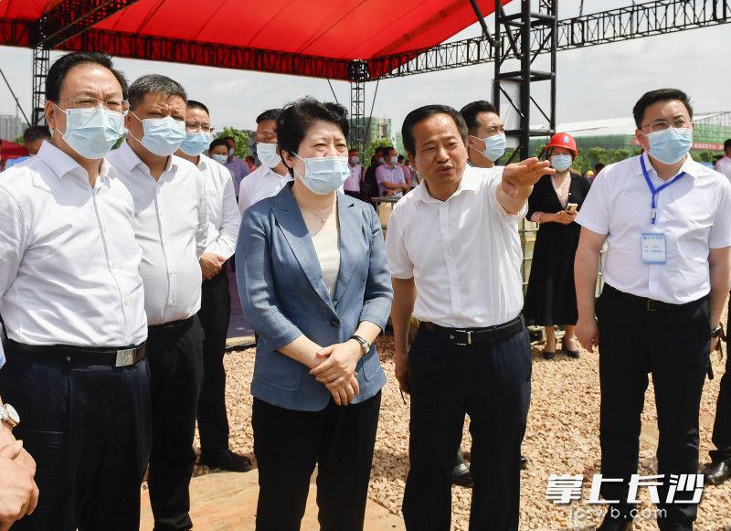 吴桂英一行在世界计算·长沙智谷项目现场。  长沙晚报全媒体记者 余劭劼 摄