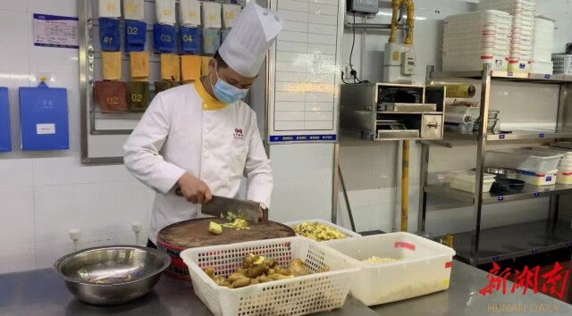“看到他们这么辛苦，我们也要做点贡献”——邵阳市餐饮企业为一线防疫人员提供爱心餐食见闻