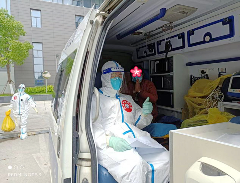 一起守“沪”｜方舱患者紧急转运 长沙医疗队全程守护