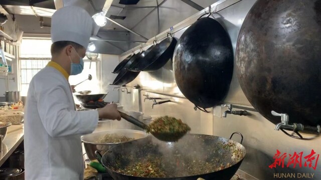 “看到他们这么辛苦，我们也要做点贡献”——邵阳市餐饮企业为一线防疫人员提供爱心餐食见闻