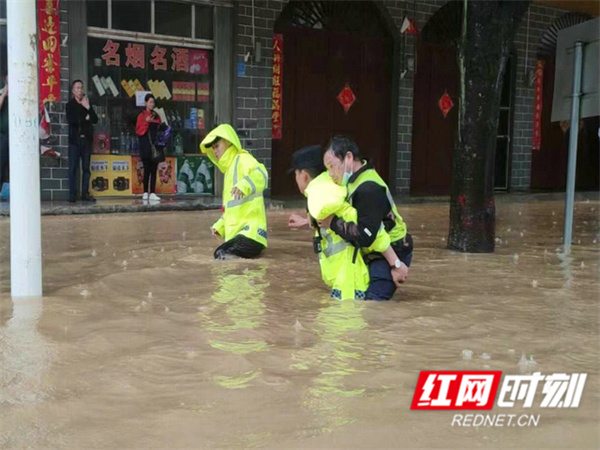 2江永交警：暴雨无情人有情 救助群众暖人心.jpg