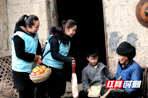 王燕(左二)在走访慰问孤残老人。.jpg 王燕(左二)在走访慰问孤残老人。.jpg