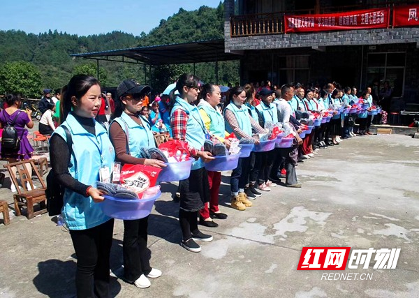 王燕(左一)在给老人们准备生活用品。.jpg 王燕(左一)在给老人们准备生活用品。.jpg