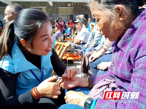 王燕在给孤寡老人剪指甲。.jpg 王燕在给孤寡老人剪指甲。.jpg
