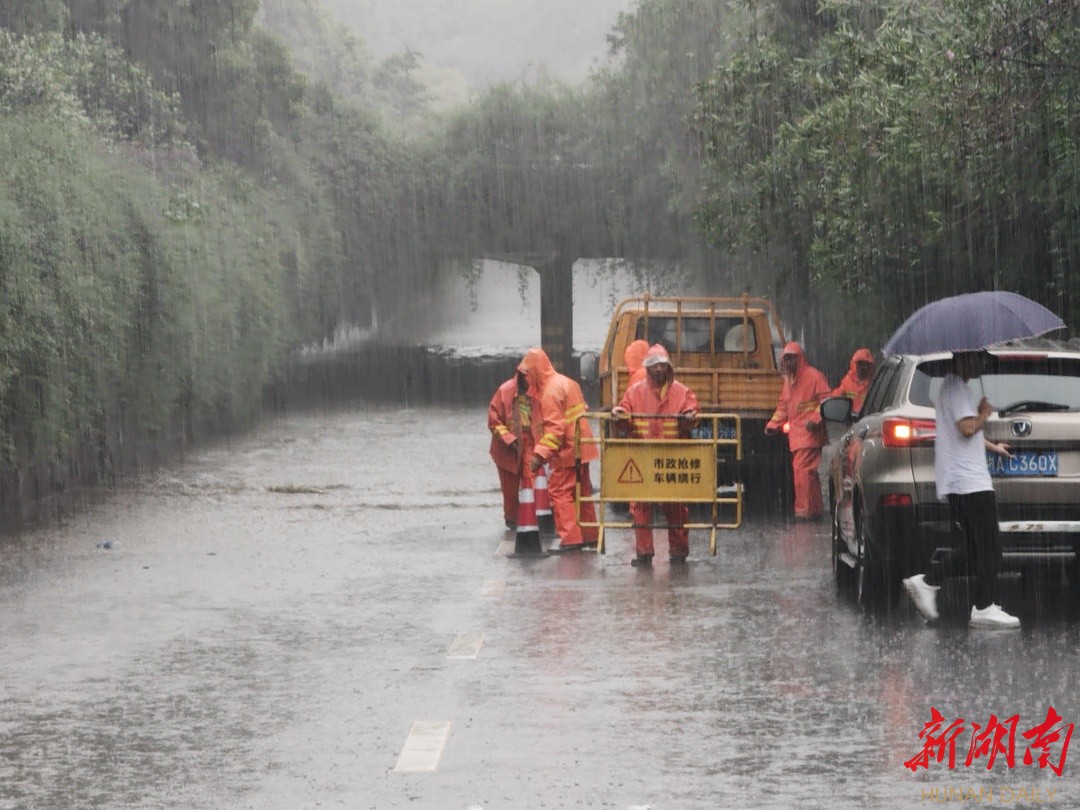 冒雨逆行，开福交通全部恢复……