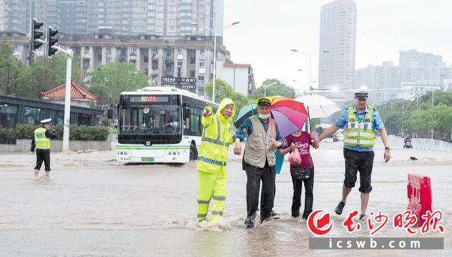 　　观沙岭路段，乘客遇暴雨被困 ，交警第一时间疏散。长沙晚报全媒体记者 邹麟 摄