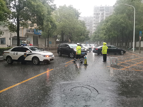 岳麓交警二中队民警在咸嘉湖路岳华路口指挥疏导交通.jpg