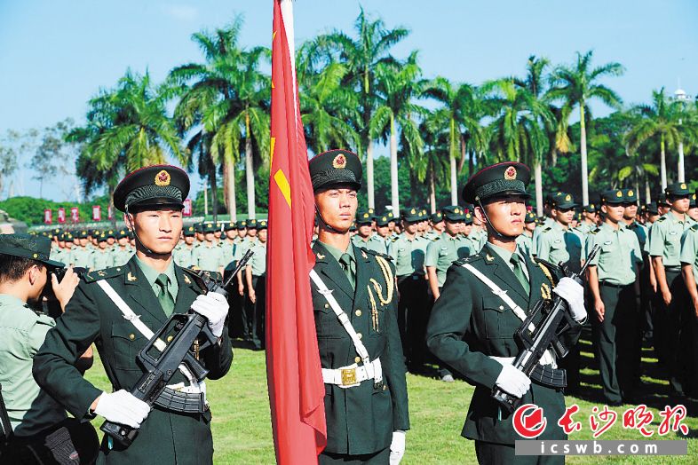 　　2019年，帅宇峰（中）光荣退伍重返校园，继续完成大学学业。校方供图