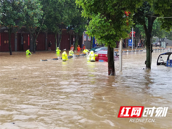 4江永交警：暴雨无情人有情 救助群众暖人心.jpg