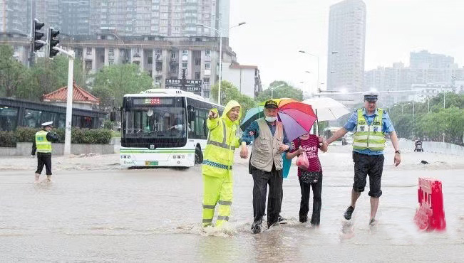 金星路观沙岭路段，乘客遇暴雨被困-，岳麓交警大队突击中队中队长第一时间疏散。.jpg