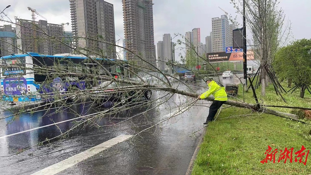 冒雨逆行，开福交通全部恢复……