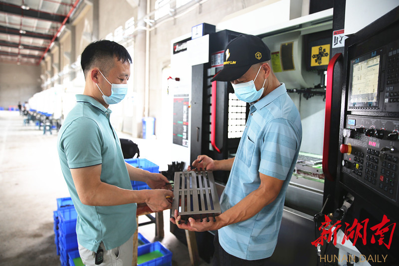 湖南日报要闻版头条丨长株潭都市圈首个“飞地园区”运营，首批企业入驻投产—— 雨花“起飞”